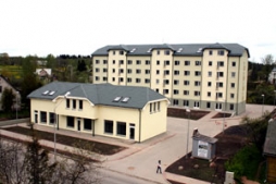 Svinīgi atklāj daudzdzīvokļu māju