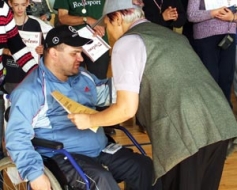 Invalīdi sacenšas sporta spēlēs