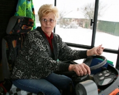 Pie autobusa stūres – sieviete