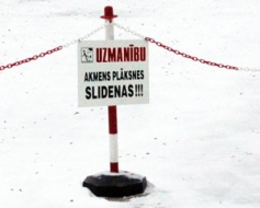 Klāt ziema — ielas un ietves kļūst slidenas