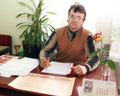 Cilvēki nāk un parakstās
