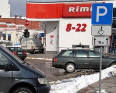 Neaizņemsim invalīdu stāvvietas!