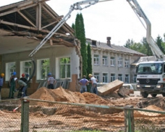 Pirmo betona kravu uzdāvina skolai