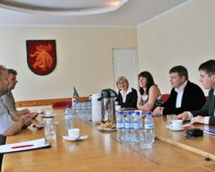 Ar speciālistiem pārrunā ceļu būvniecību