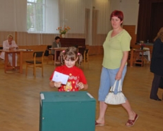 Apstiprina referenduma rezultātus