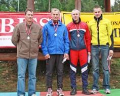 Sacensības vasaras biatlonā — pa trasi ar rolleriem