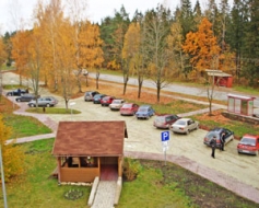 Izbūvēts automašīnu stāvlaukums