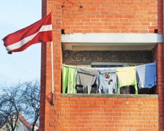 Sarkanbaltsarkanais karogs plīvo, bet…