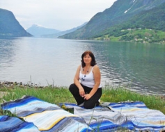 Izjūtas ievij krāsainos audumos