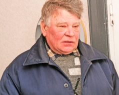 Domas pieraksta, krāj dzejoļus