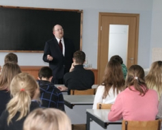 Diplomāts no ASV tiekas ar ģimnāzistiem