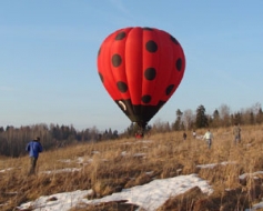 Gaisa balons “BizBizMārīte”  nosēžas Liezērē