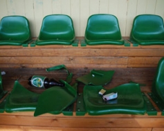 Stadionā jau četri salauzti krēsli