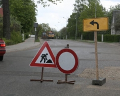 Ievērojiet pagaidu ceļa zīmes!