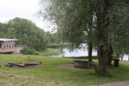 Pie Rāceņu ezera krājas atkritumi