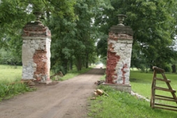 Vārtu stabu remonts pagaidām apstājies