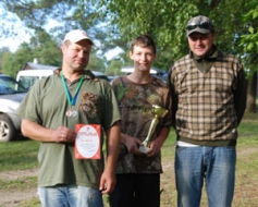 Pēc sīvām cīņām čempionāta kauss — kaimiņiem