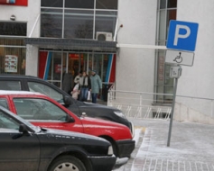 Neaizņemsim invalīdu stāvvietas!
