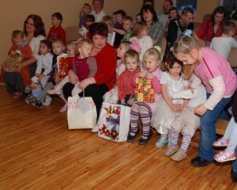 Bērniem dāvina prieku