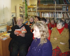 Svētku noskaņā bibliotēkā pie eglītes