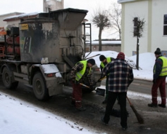 Pilsētas ielās lāpa bedrītes