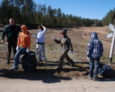 Lazdonas skolēni piedalās talkā