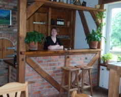 Ar skatu lauku ainavā