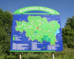 Rekonstruēs vecos rajona stendus