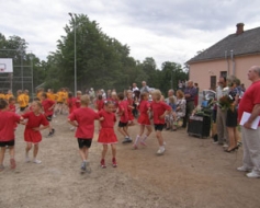 Atklāj jauno sporta laukumu