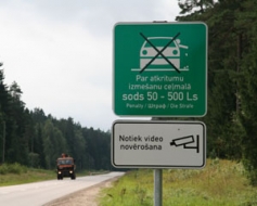 Jaunā ceļa zīme brīdina autobraucējus