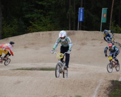 BMX trasē asfaltēs virāžas