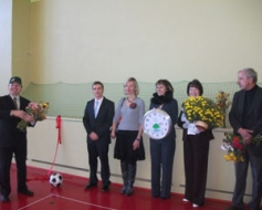 Durvis ver atjaunotā sporta zāle