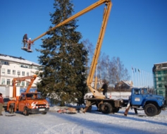 Sestdien iedegs Ziemassvētku egli
