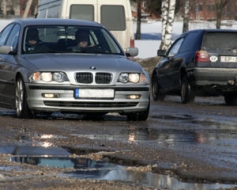 Ko iesākt, ja bedru dēļ sabojāta automašīna?