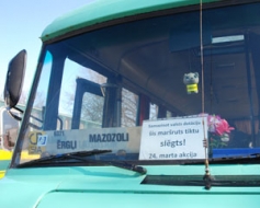 Protestē, bet reisos brauc