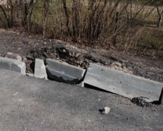 Akmeņu ielā bojātas apmales