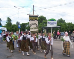 Ar moto “Zem Sprīdīša cepures”