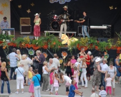 Zelta šlāgera festivālu apmeklē tūkstoši