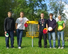 Diskgolfā madoniešiem medaļas