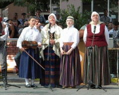 Turku zemi lūkojoties…