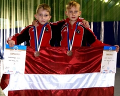 Izcīna godalgotas vietas ārvalstu turnīros