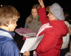Zvaigznes raugās pār mums, mēs — zvaigznēs