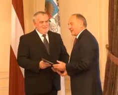 Prezidents pasniedz ģerboni
