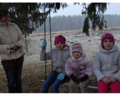 Šūpojoties domā par saulainu pavasari