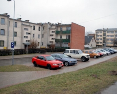 “Iemācies auto novietot citur!”
