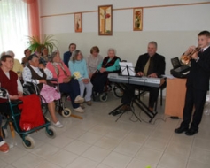 Madonas pansionātā svin ģimeniskumu
