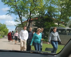 Dodas atbalstīt zviedru jauniešus