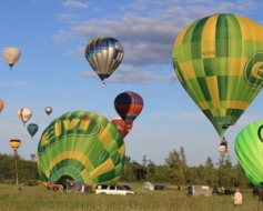 Krāsainie baloni Madonas debesīs