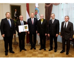 Prezidents svinīgi pasniedz pagasta ģerboni