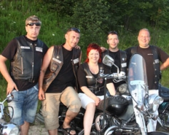 Motoklubu biedri salido Madonas ielās